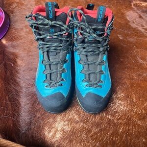 Scarpa Women's Charmoz HD Mountaineering Boots size 39.5